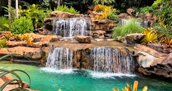 Cascata de rochas artificiais iluminada ao entardecer
